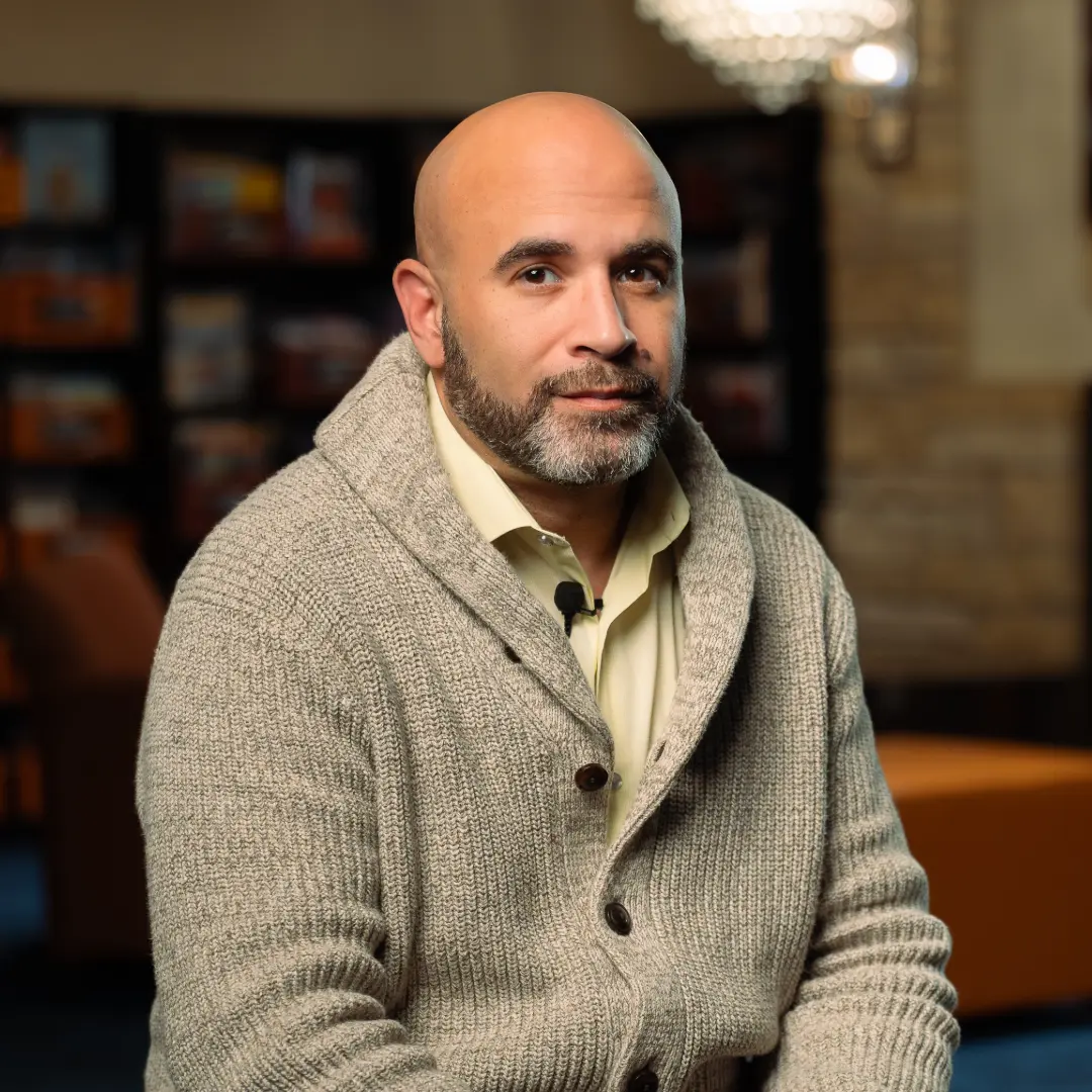 Joe Employee Headshot Lulo Libros Website