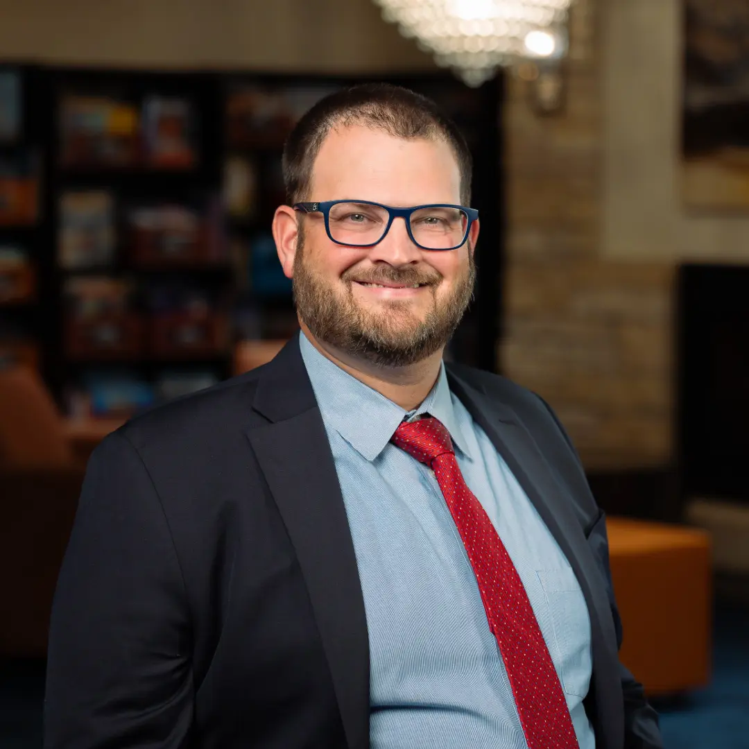 Jym Employee Headshot Lulo Libros Website