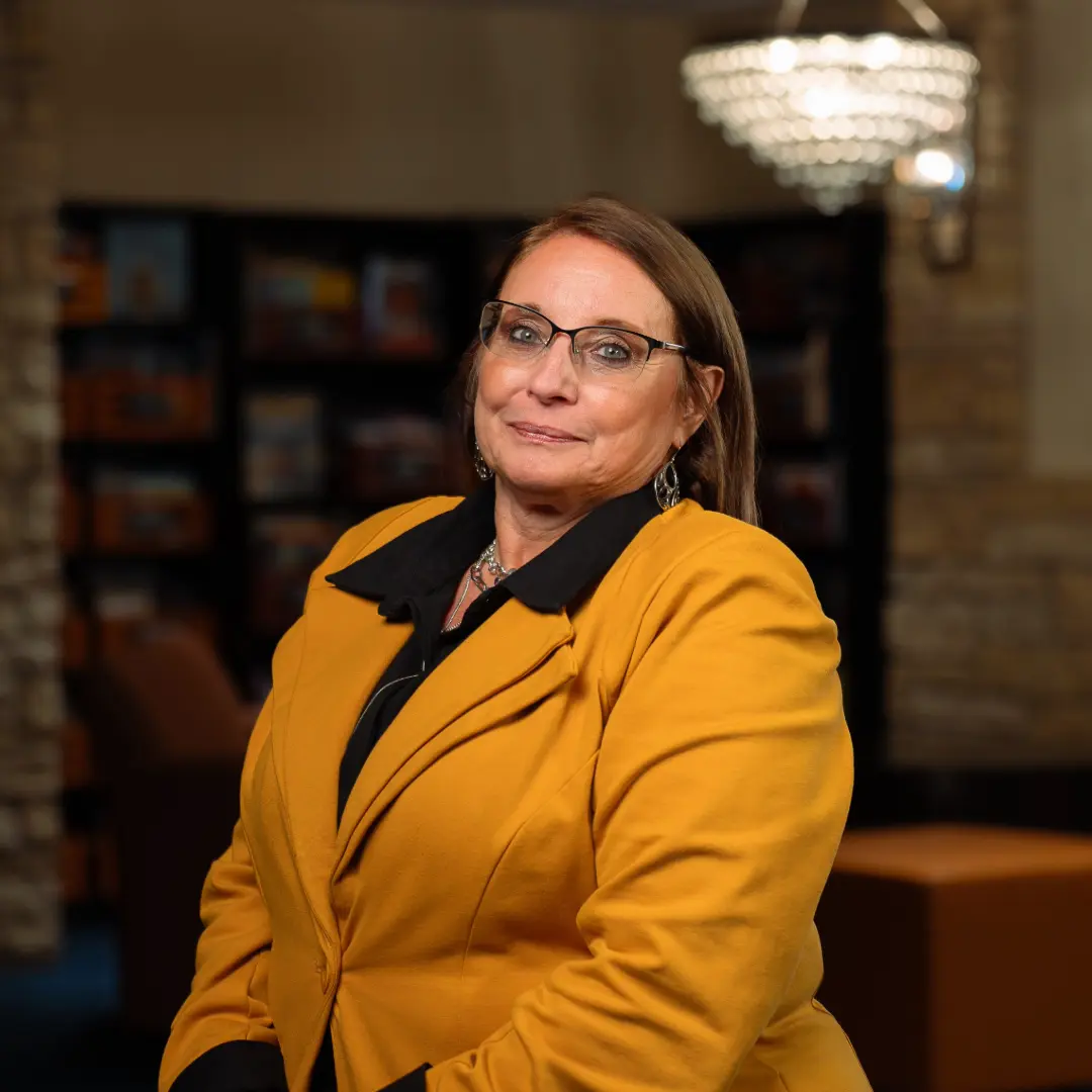 Mary Employee Headshot Lulo Libros Website